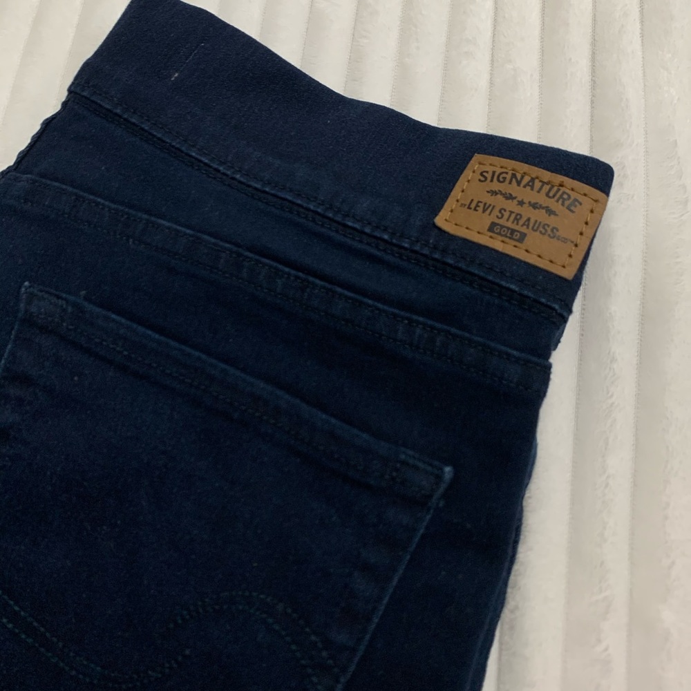 Levi’s dark wash pull on skinny jeans